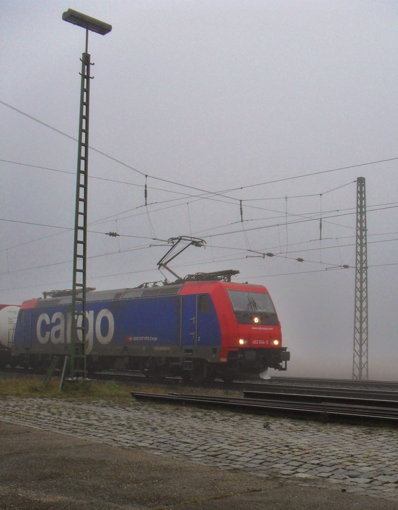 Hier ist die sbb cargo (482 044-5)am 06.11.09durch Mangolding