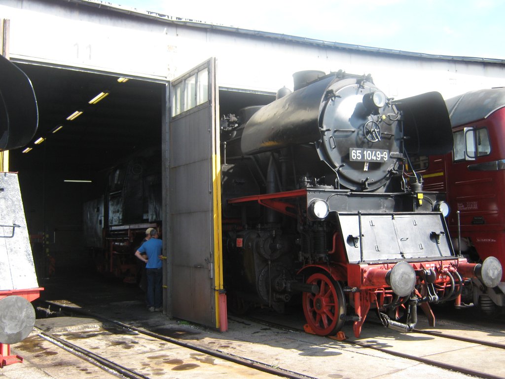 Hier schaut die BR 65 1049 schon mal aus dem Schuppen des BW Arnstadt hist. in Th�ringen heraus, und freut sich auf den Dampfloktag am 16.09.2012.