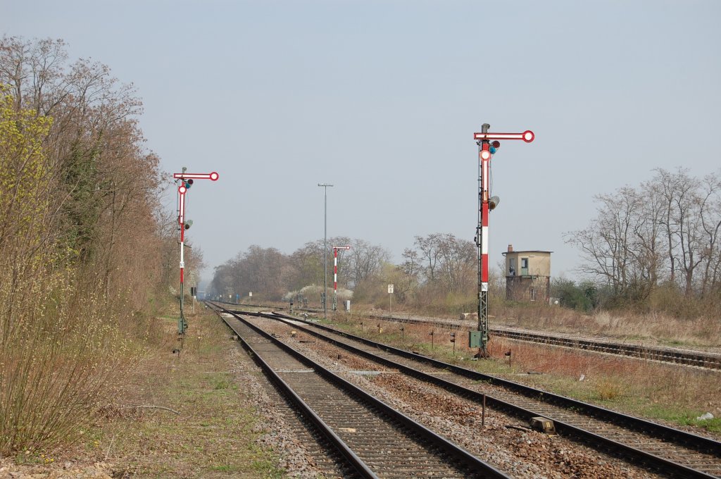 Hier scheint die Zeit stehen geblieben zu sein... Der Bahnhof Winden (Pfalz) vermittelte mir am 10.4.2010 einen Eindruck lngst vergangener Zeiten und trotzdem hielt auch hier die Moderne in Form von neuen Bahnsteigen etc. Einzug.