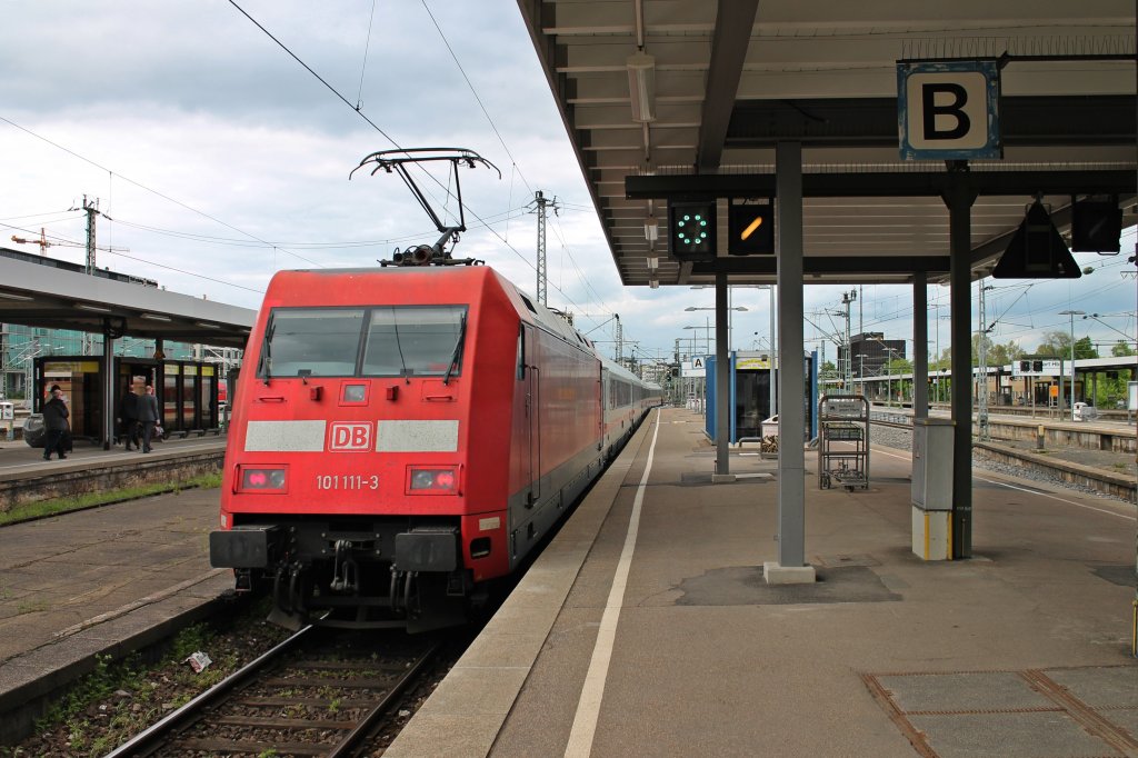 Hier schiebt 101 111-3 mit IC 2318 (Stuttgart Hbf - Dortmund Hbf) aus dem Stuttgarter Hauptbahnhof raus.