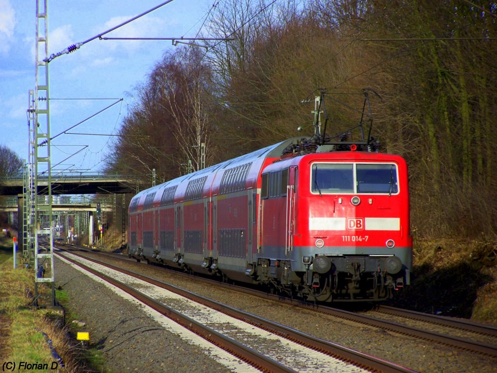 Hier schiebt 111 014-7 den RE10429 in Richtung Dortmund. Hier kurz vor Geilenkrichen am 27.02.10