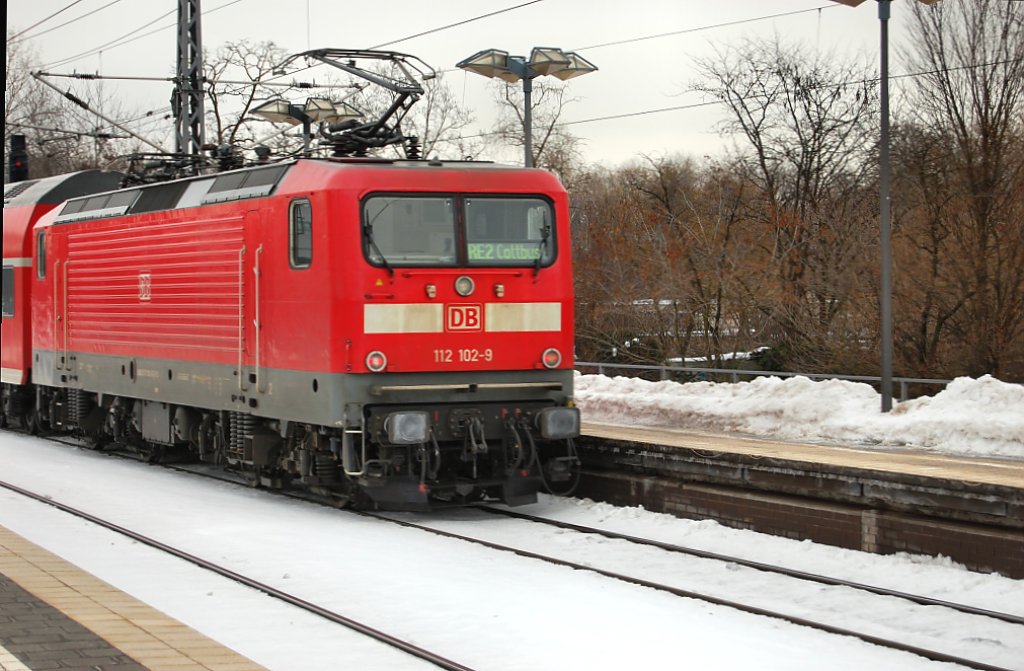 Hier schiebt die 112 102-9 den RE2 nach Cottbus von Rathenow aus dem Bahnhof Berlin Zoologischen Garten am 04.02.2010.