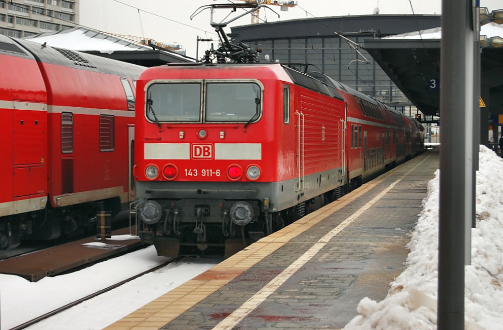 Hier schiebt die 143 911-6 den RE7 in den Bahnhof Berlin Zoologischen Garten und fhrt weiter nach Rolau(Elbe) am 04.02.2010.
Links sieht man den RE2 nach Cottbus abfahren