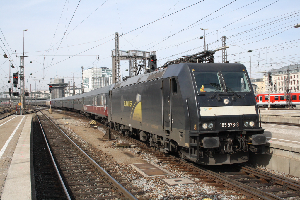 Hier schiebt 185 573-3 den Hamburger Fuballsonderzug in die Abstellwende raus am 12.03.2011