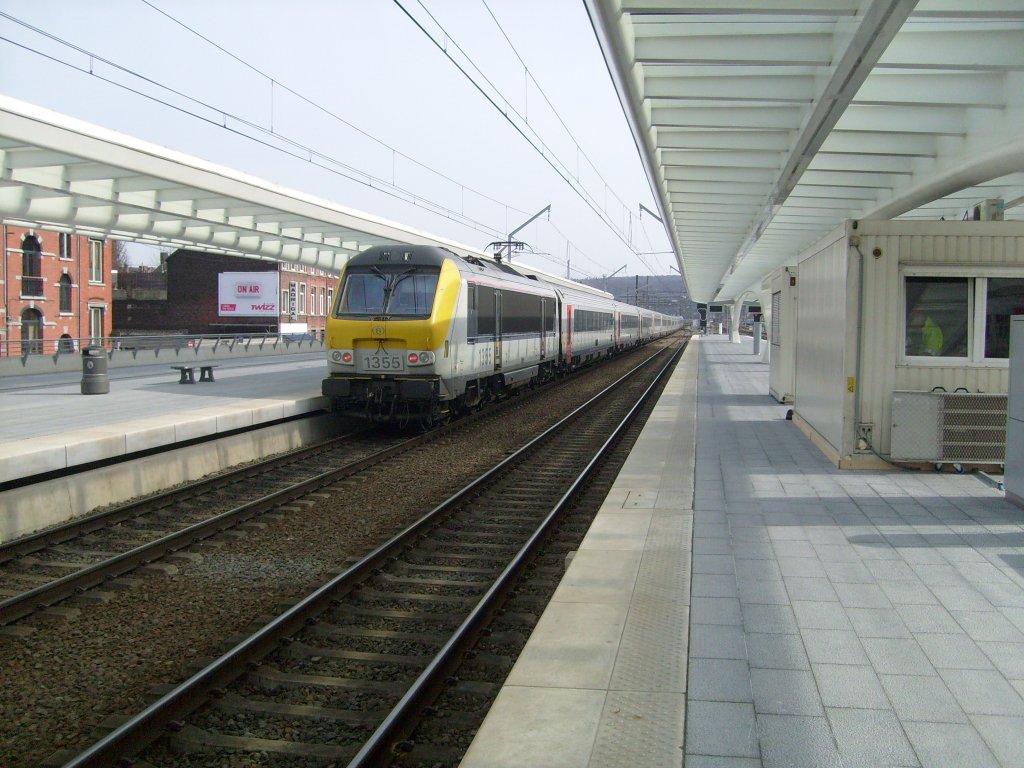 Hier schiebt Lok 1355 am 17.3. ihren IC nach Mastricht aus dem Bahnhof Lige Guillemins.