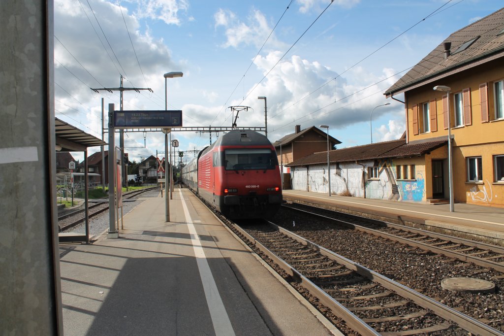 Hier schiebt Re 460 068 ihre IC2000 Garnitur am 9.10. durch den Bahnhof Hindelbank in Richtung Bern.