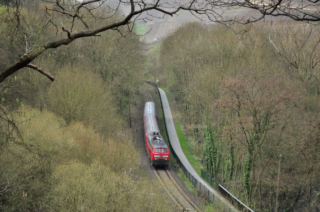 Hier schlngelt sich 218 151 auf der Ahrtalbahn.