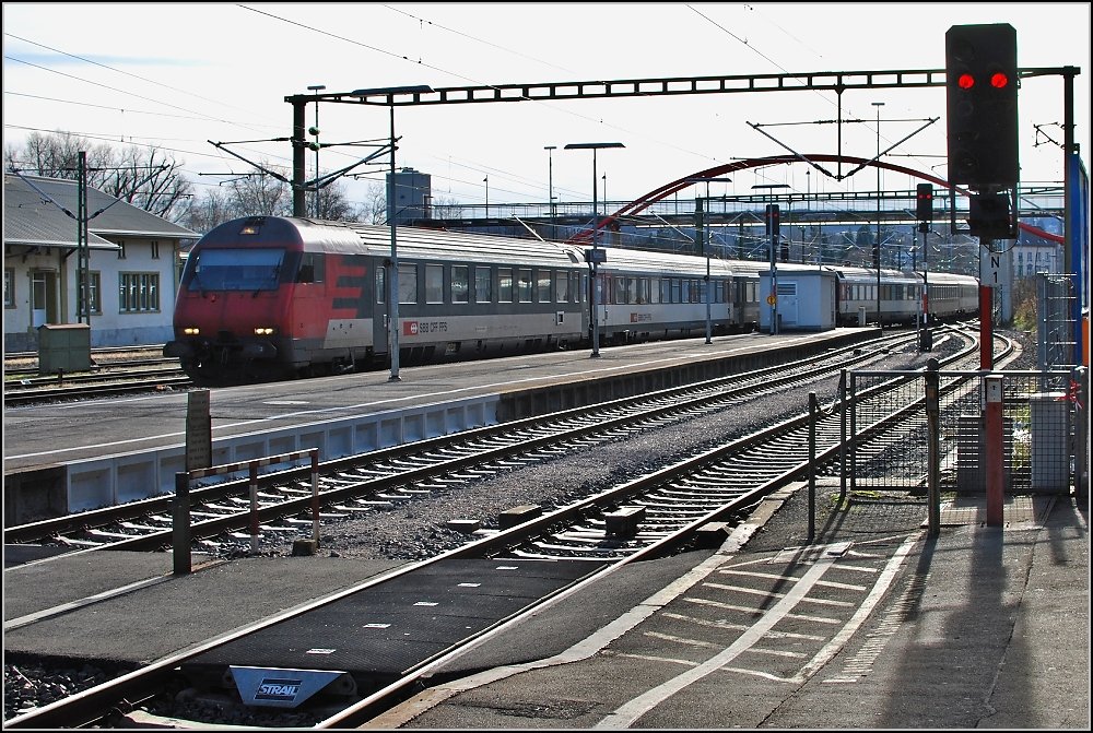 Hier schlngelt sich der IR Biel-Konstanz auf umstndlichem Weg auf Gleis 3. (Weihnachten 2009) 
