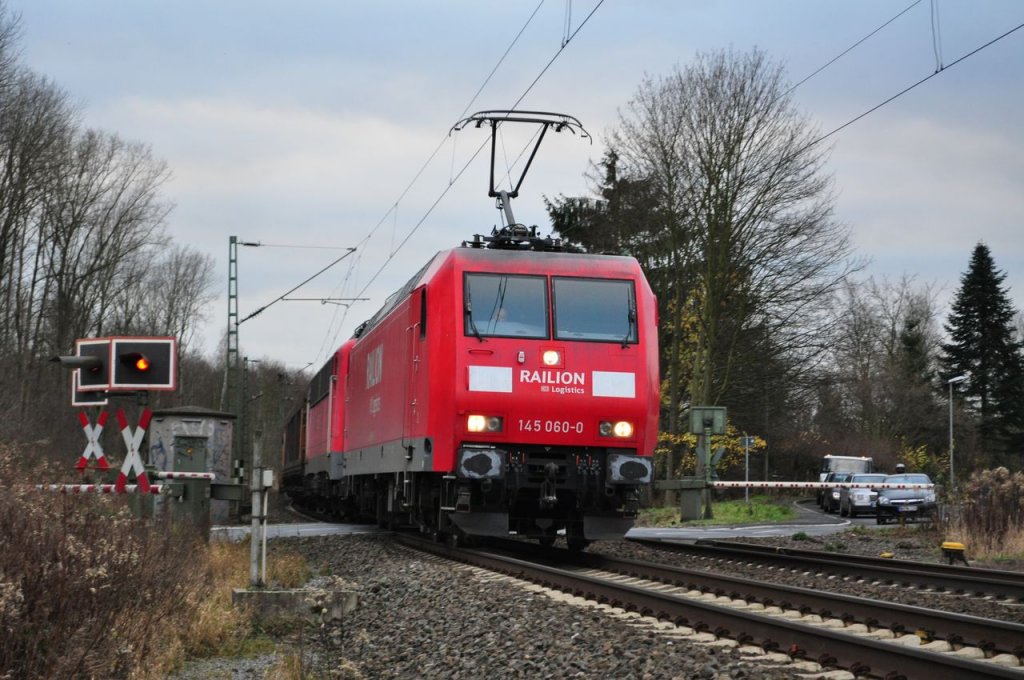 Hier schleppt 145 060 eine defekte 140 mit einem Gterzug Richtung Hamm (Westf) ab. 