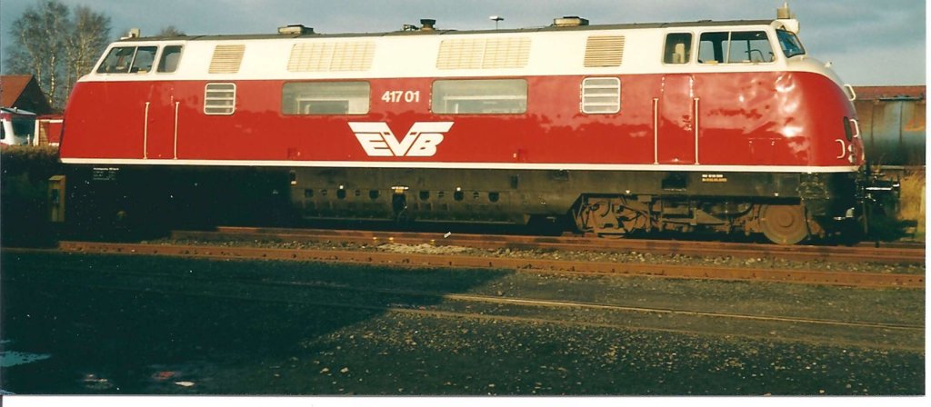Hier eine schne Seitenansicht der  417 01 . Auch wenn der Lack neu ist, so kann man an den vielen Unebenheiten am Lokgehuse ihr Alter erahnen.
BRV / EVB-BW Datum 11/2002