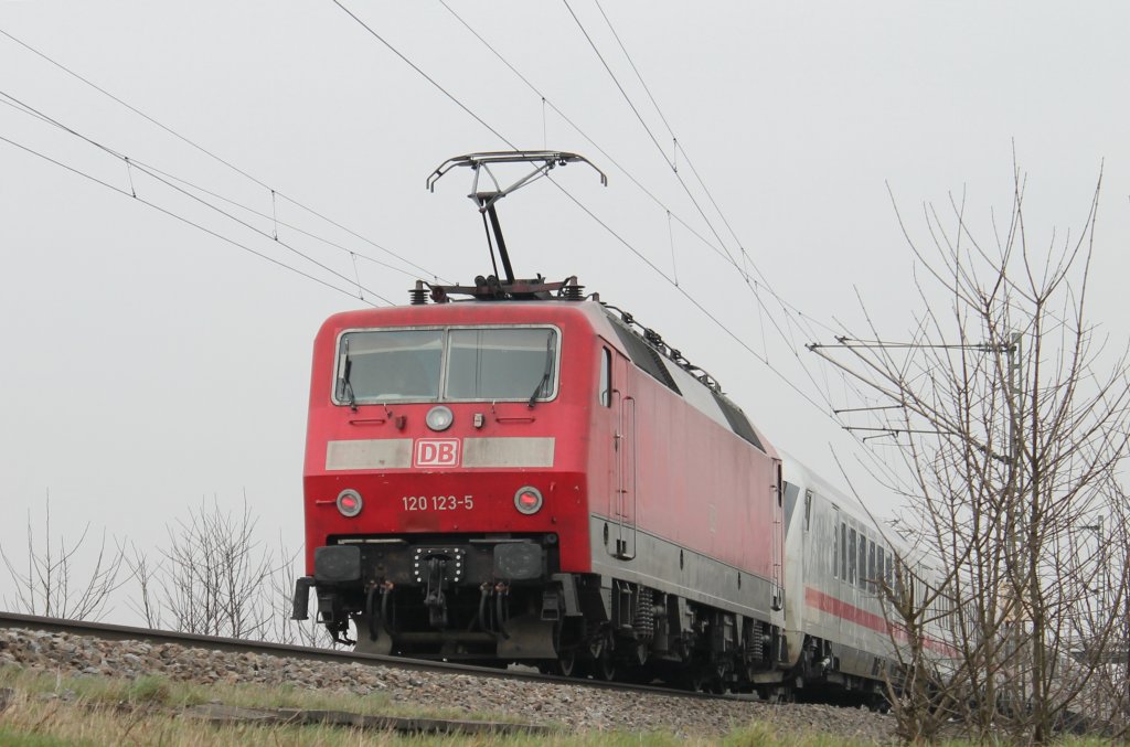 Hier die Schublok 120 123-5 vom Ersatz-IC gen Norden. Hier kurz hinter Mllheim (Baden). (27.03.2013)