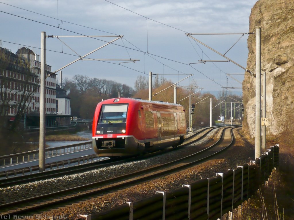 Hier schwimmt ein Walfisch kurz hinter dem Bahnhof Saalfeld (Saale) in Richtung Blankenstein (Saale). (03.12.2009)