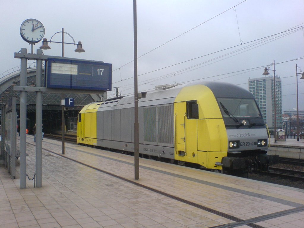 Hier sehen wir die abgekoppelte ER20-010 als Striezelmarktexpress von Augsburg. 12.12.2009
