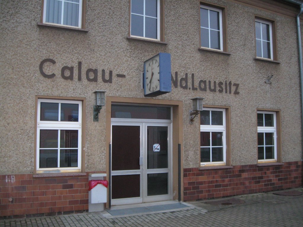 Hier sehen wir einen Teil des Bahnhofsgebudes des Bahnhofes Calau (Niederlausitz)