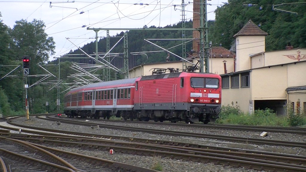 Hier seht ihr eine BR 143 mit 3 n-Wagen bei einer Rangierfahrt in Kronach von Gleis 5 auf Gleis 4. Die Aufnahme entstand am 22.07.2011. 