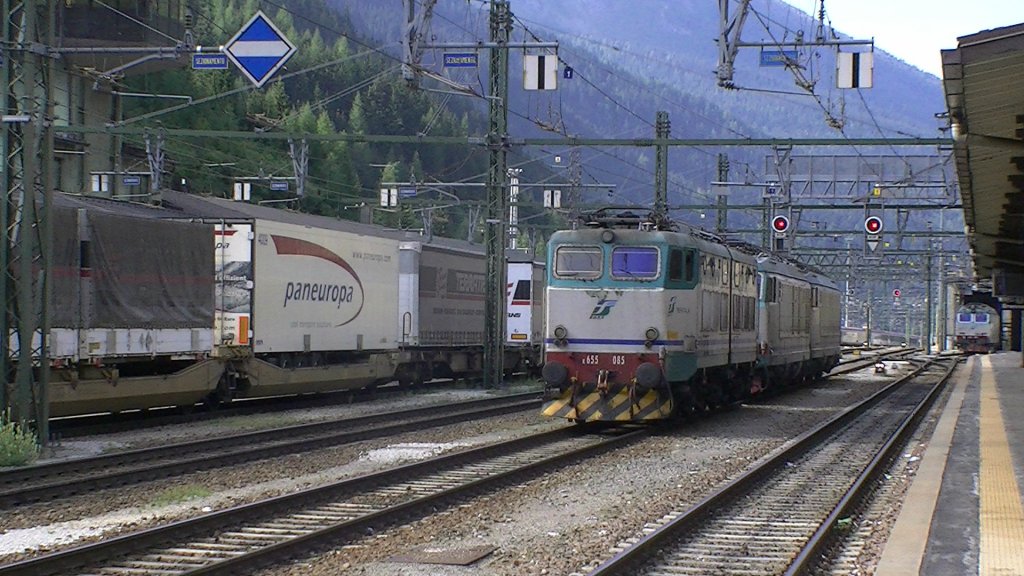 Hier seht ihr eine E 655 der FS und dahinter stehen noch zwei E 652. Alle drei warten am 13.08.2011 im Bahnhof Brenner / Brennero auf den nchsten Gterzug aus sterreich um diesen weiter Richtung Bozen / Bolzano zu ziehen. 
