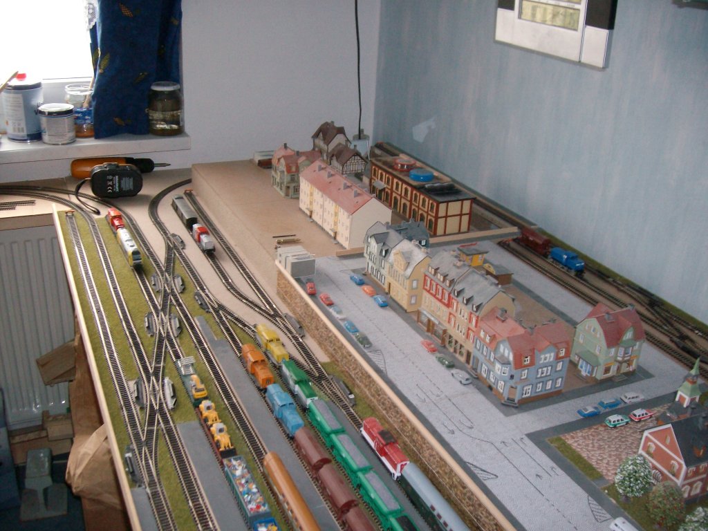Hier seht ihr die linke Gleisseite meiner Anlage.Links sind die Gleise des Hbf zu sehen und rechts oben,das Wohngebiet.Die anlage ist noch nicht fertig.