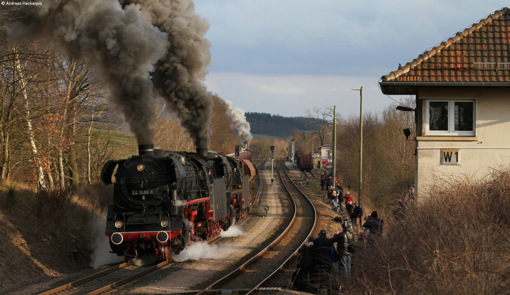 Hier setzten sich 2700t Wagenzuglast in Bewegung:
44 1486-8; 44 2526-8 und 41 1144-9 als Schublok mit dem DGz 408 Immelborn-Eisenach Gbf) in Marksuhl 13.4.13