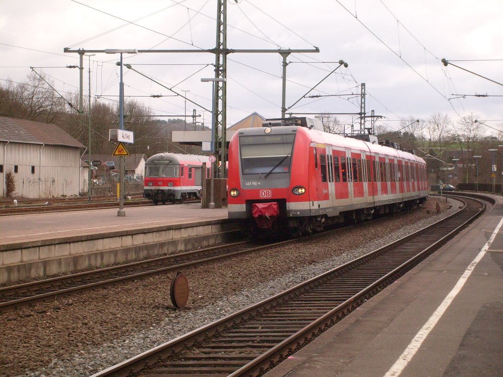 Hier sieht man 423192 am 1.4 im Bahnhof von Au(Sieg) auf Gleis 2. Im Hintergrund sieht man noch einen Karlsruher Steuerwagen der dort mit einer Lok der Baureihe 111 abgestellt war. Ich schtze einmal diese Garnitur wird fr die abendlichen Verstrkerzge nach Siegen bentigt.