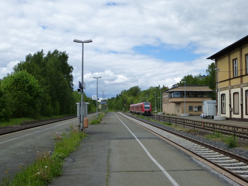 Hier sieht man den Bahnhof von Oberkotzau am 21.Mai 2013. Es steht ebenfalls ein Zug der BR 612 dort.
