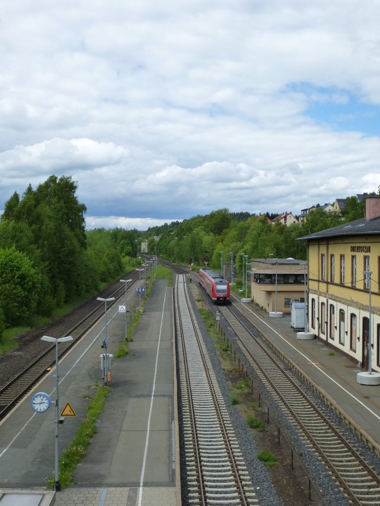 Hier sieht man den Bahnhof Oberkotzau von oben.
Inmitten diesem steht 612 056, 21.Mai 2013.
