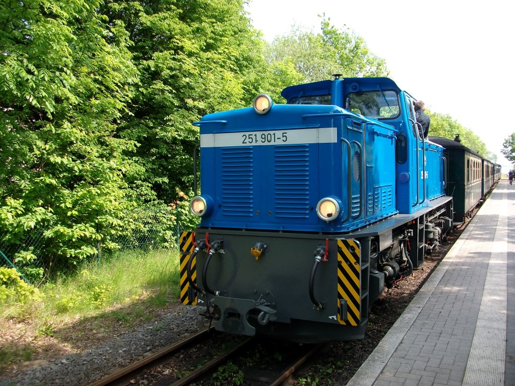 Hier sieht man deutlich warum der Rasende Roland mit zwei Lok`s nach und von Lauterbach Mole fahren mu,denn in Lauterbach Mole gibt es kein Umlaufgleis.Am 09.Juni 2010 zog 251 901 den Zug bis nach Putbus.