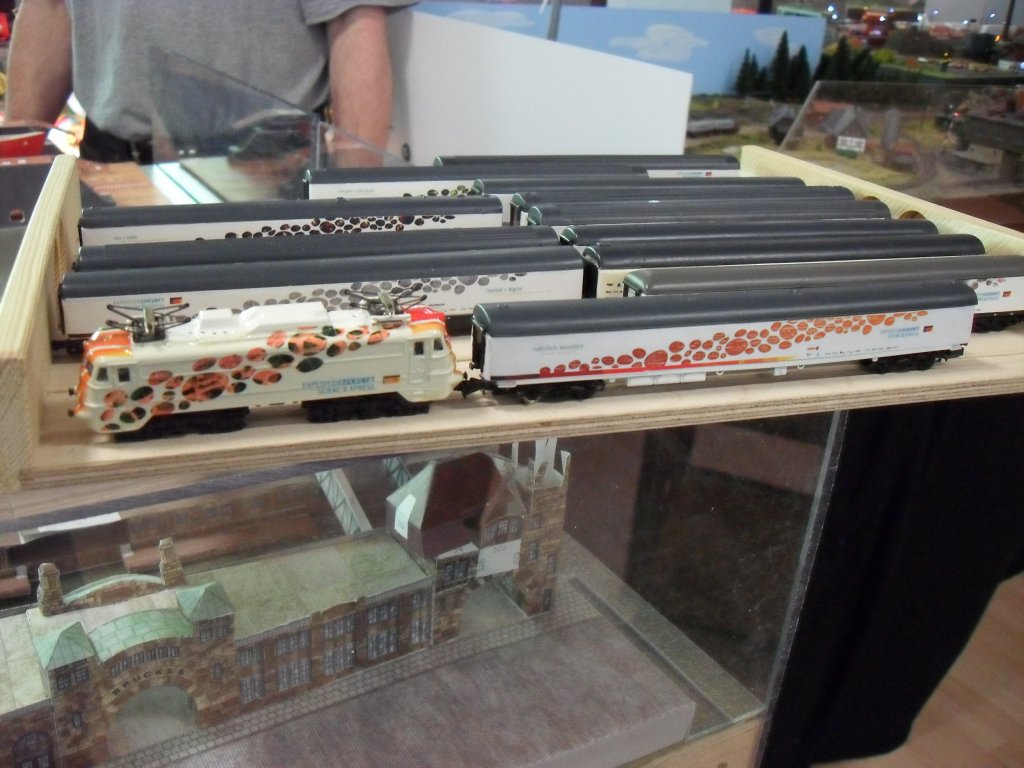 Hier sieht man ein N Modell des Sciene Express. 
Marke: Eigenbau !!!
Heimat: SAM Sankt Augustin Modellbahn. http://www.st-augustiner-modellbahner-sam.de/
Am 15.5.10