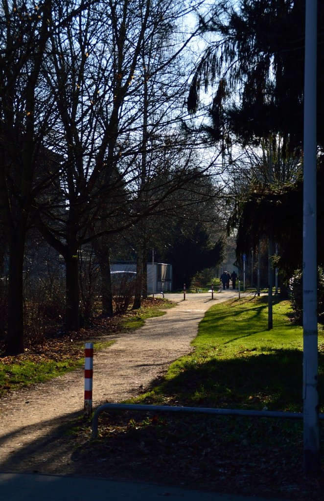 Hier sieht man ein Schicksal, das so vielen Bahnstrecken der Republik wiederfahren ist und noch immer wiederfhrt, mitte der 1980 Jahre stillgelegt, der Gleise beraubt und entwidmet und somit ein Fu und Radweg geworden. Zwischen Geneicken und Odenkirchen fahren schon gut 23. Jahre keine Zge mehr. Das ist das was von der Kbs 482 berig geblieben ist.......13.1.2013