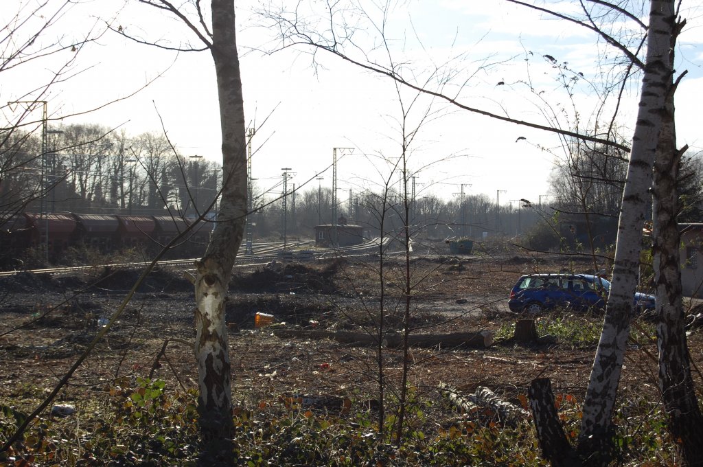Hier sieht man einen Blick auf das ehemalige BW Rheydt. Das links erkennbare Gleis ist die erneuerte Gterumgehungsbahn von Rheydt-Morr nach Viersen-Heimer. Sie zweigt hier von der Strecke Aachen-Mnchengladbach ab. Ganz links wo die Wagons stehen war die Rangierabteilung vom Gterbahnhof Rheydt. Und in der rechten Bildhlfte war das BW Rheydt mit den beiden Drehscheiben der Lokleitung und und und...allem was fr die Dampflok notwendig war.13.01.2008