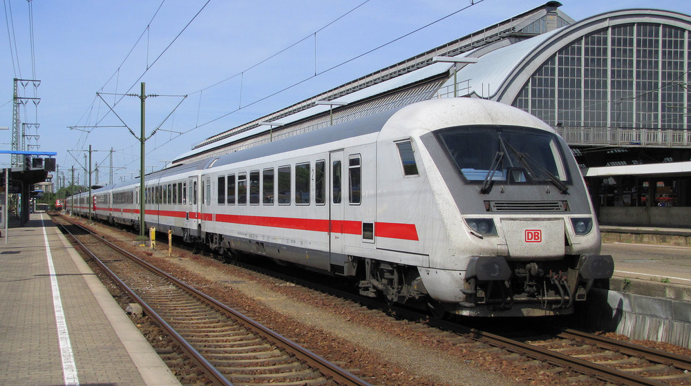 Hier sieht man einen IC-Ersatzzug. Woher er kam und wohin er ging kann ich euch leider nicht sagen. Als Steuerwagen dient der Wagen: D-DB 61 80 80-91 124-0 Bpmbdzf 296.1. Karlsruhe Hbf den 23.05.2011 