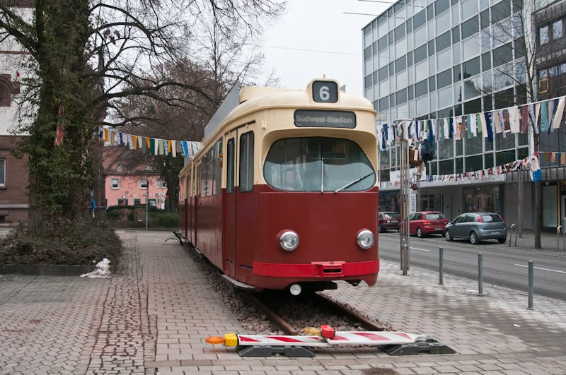 Hier sieht man den ex Ludwigshafener Tw 129 - er steht jetzt als  Ess-Bahn  in Singen am Hohentwiel. Bald kann man in ihm Currywurst und Co verspeisen...24. Januar 2010.