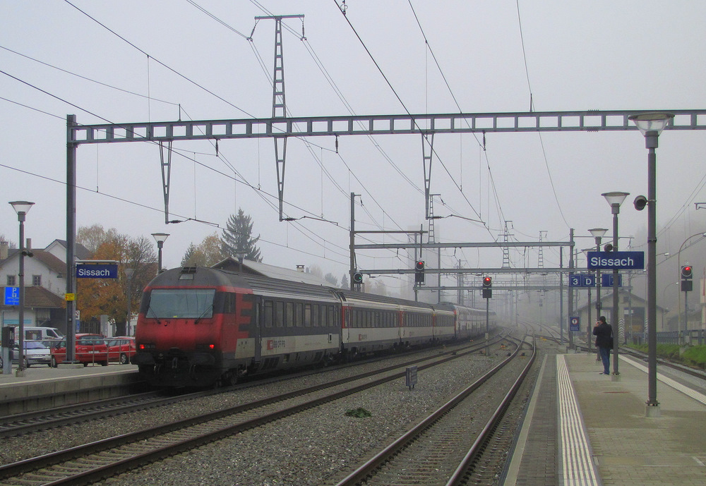 Hier sieht man eine Kombination von Doppelstockwagen und einem Einheistwagen vier Modul. Dies dient in der Schweiz als Verstrker. Sissach den 06.11.2011