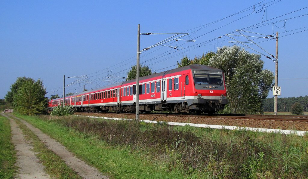 Hier sieht man mal den RE 10 (Leipzig Hbf -> Cottbus) mit Steuerwagen vorraus. Hier ist er momentan in Tornitz. Dieser Ort befindet sich zwischnen Calau und Cottbus. 04.10.2010