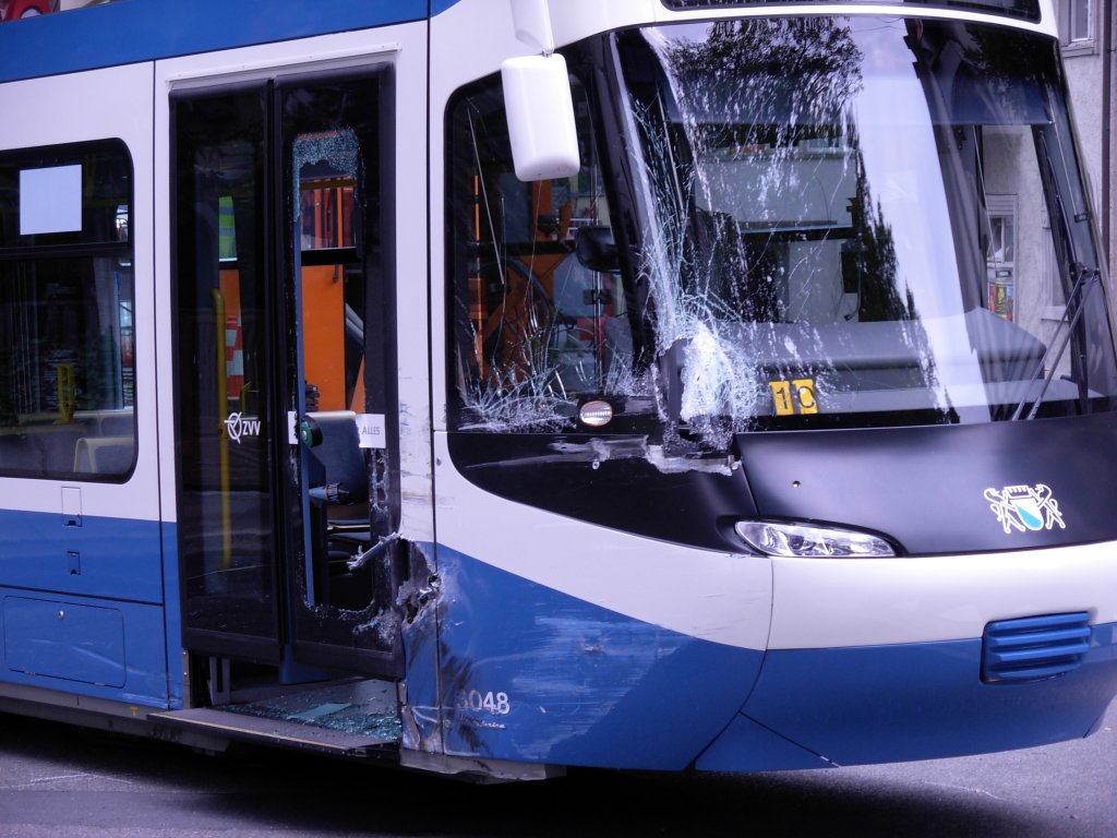 Hier sieht man die Schden des Unfalls vom August 2010 an der Cobra, nachdem sie von einem Lastwagen gerammt worden war. Es gab nur Leichtverletzte. Plastik ist offenbar gerade so stark wie Stahl... Das Bild gehrt zur Serie  Cobra-Unfall Albisstrasse ... Das Bild soll aufzeigen, dass Plastik genauso widerstandsfhig sein kann, wie Stahl oder Alu. Die  Klapperschlangen  sollten brigens zuerst in Kunststoff-Wickeltechnik gebaut werden. Erst als man die elektrische Ausrstung auf das Dach laden wollte, wurde bemerkt, dass solch ein Kasten dieses Gewicht nie tragen knnte! Nun wurde nur noch teilweise  Plaste  verwendet.