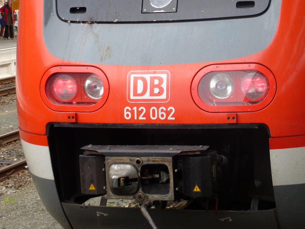 Hier sieht man die Scheinwerfer von 612 062 im Hofer Hauptbahnhof.
Der Zug fhrt als RE 3028 nach Wrzburg Hauptbahnhof, 28.04.2013.