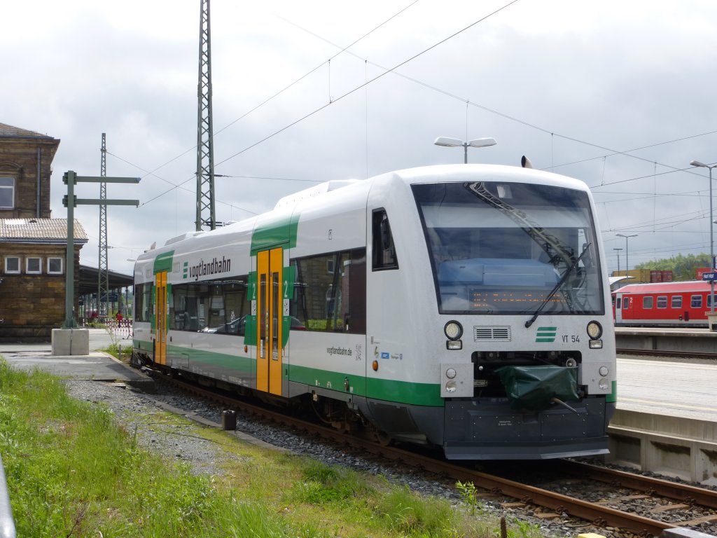 Hier sieht man den VT 54 der Vogtlandbahn am 18.Mai 2013 im Hofer Hauptbahnhof.
Er wird in krze als VBG81067 nach Zwickau(Sachs) Hbf. abfahren.
