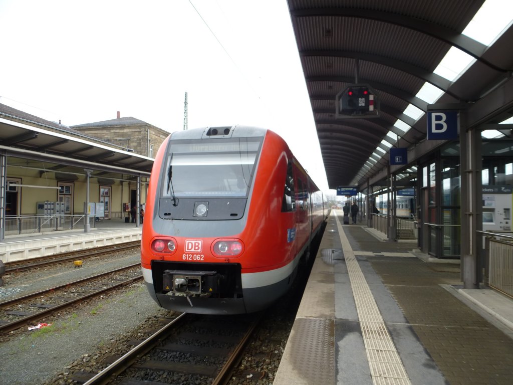 Hier sieht man den VT 612 062 als RE nach Würzburg Hauptbahnhof im Hofer Hauptbahnhof, aufgenommen am 28.04.2013.