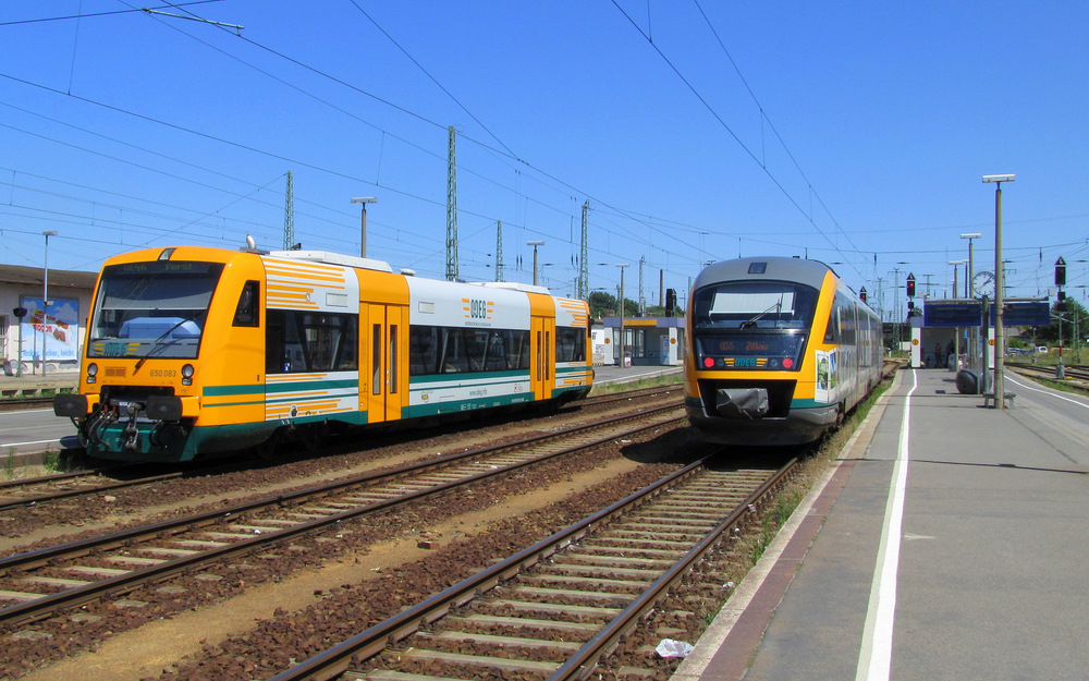 Hier sieht man, wie sich beide OE-Linien im Cottbuser Hbf treffen. Links sieht man die OE46 nach Forst und Rechts steht die OE65 nach Zittau. Cottbus Hbf den 29.06.2011