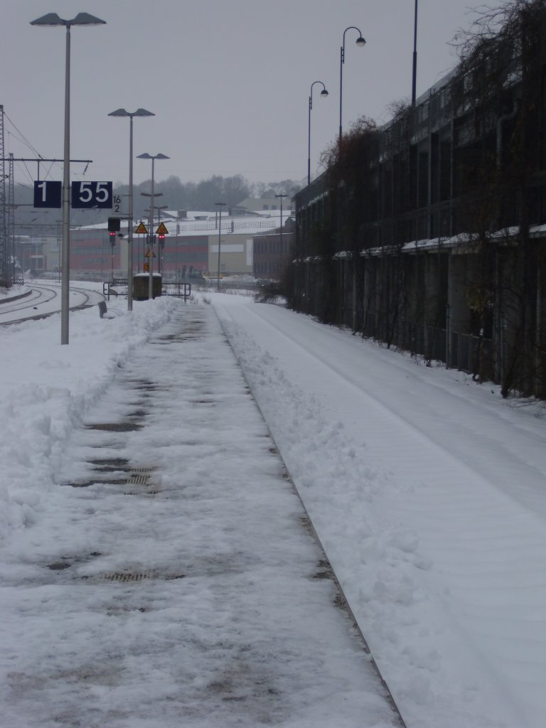 Hier siet man Das Gleis 55 in Herzogenrath (NRW) man siet das der Bahnsteig Freigeschippt wurde obwohl der Schnee schon seit etwa zwei Wochen auf den Schienen liegt und da eh kein Zug hlt. Weis Jemand vieleicht warum Das Glei eigentlich verlegt wurde solte dort mal die RB20 enden oder was ? Fotografiert am 30.12.10.