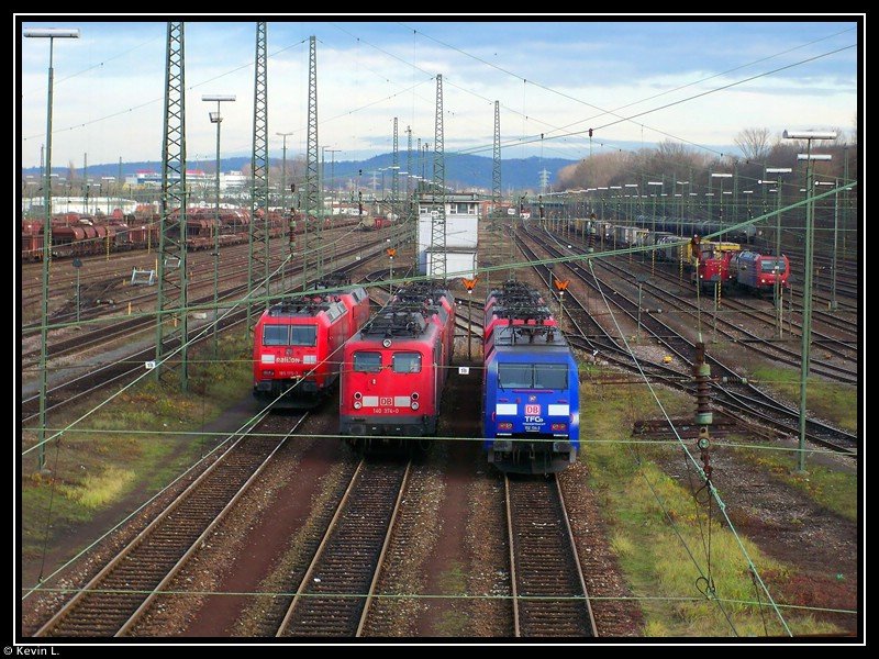 Hier sind im Vordergrund 185 175, 140 374 und die Albatros 152 134 zu sehen. Die drei Loks, sowie auch die dahinter stehenden, warten auf ihre baldigen Einstze. Aufgenommen beim Karlsruher Rangierbahnhof am 3.12.2009