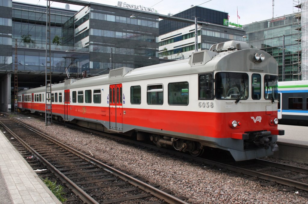 Hier Sm2 6058 als S E von Helsinki nach Kauklahti, dieser Triebzug stand am 19.7.2013 in Helsinki. 