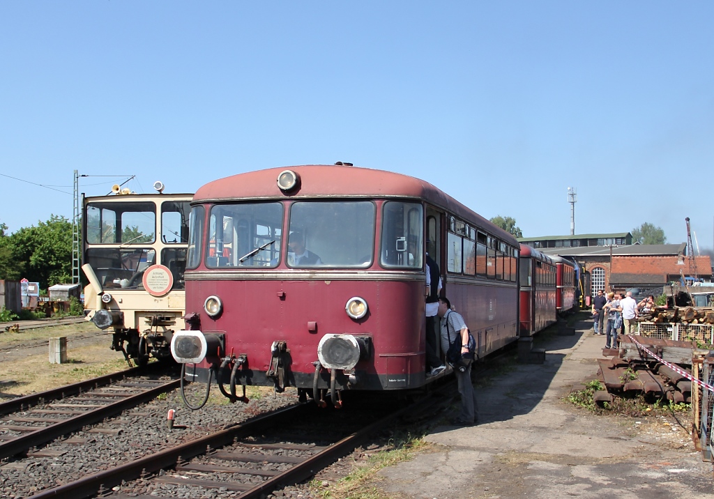 Hier stand der Schienenbus VT 98 (98 9829) mit Beiwagen 998 880-9 gerade mal im Ausstellungs-Areal in Darmstadt-Kranichstein. Aufgenommen an den Bahnwelttagen 2011 am 02.06.2011.