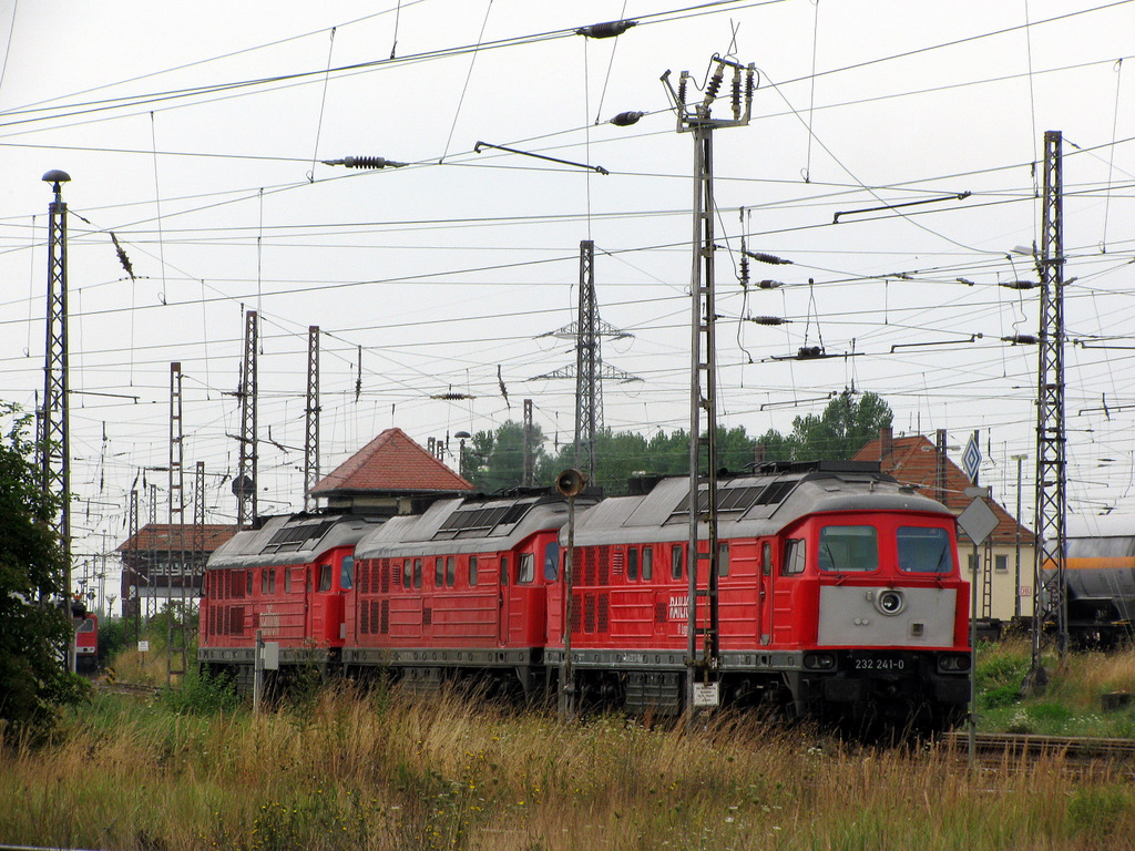 Hier stehen 232 241-0, 232 255-0 und 232 413-5 im Magdeburger Rangierbahnhof Rothensee. Die Loks wurden whrens unseres Aufenhaltes alle mal angeschmissen und kurz laufen gelassen, aber leider nicht bewegt. 