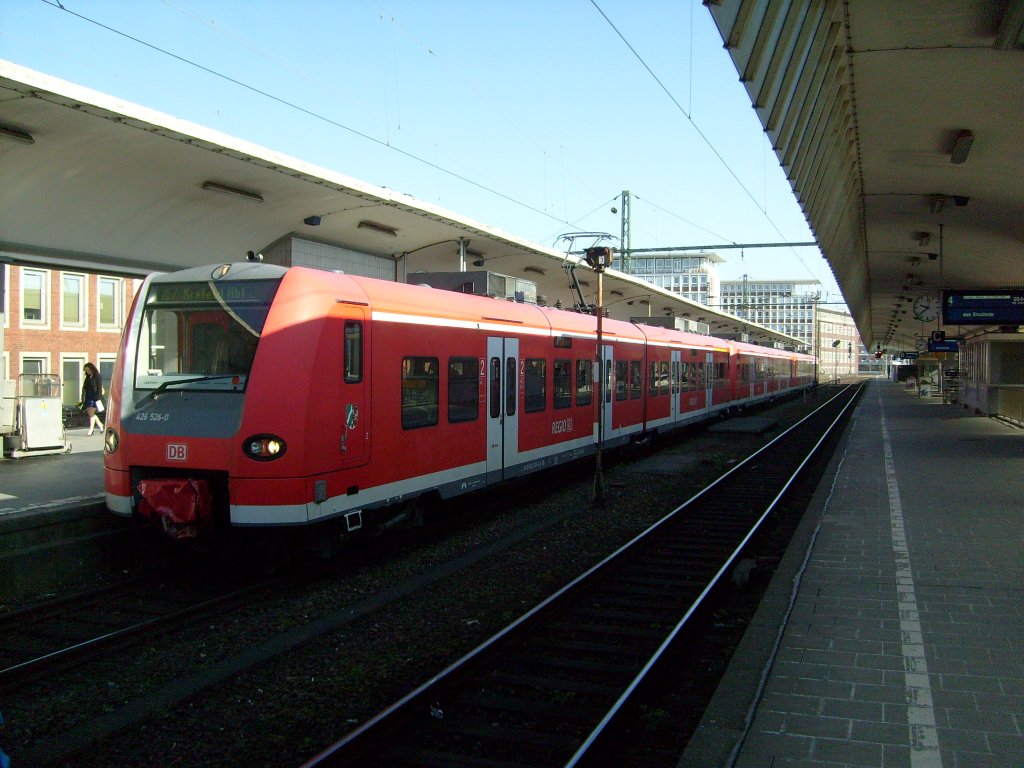 Hier stehen 3 ET426 als RE7 nach Krefeld am 17.4. in Mnster(Westf). Fr den ET426 ist dies die fast maximale Anzahl an Zge in einer Mehrfachtraktion. Auch ist mir aufgefallen, dass in letzter Zeit fters in Mnster beheimatete Dostos durch Quitschie Garnituren ersetzt wurden.