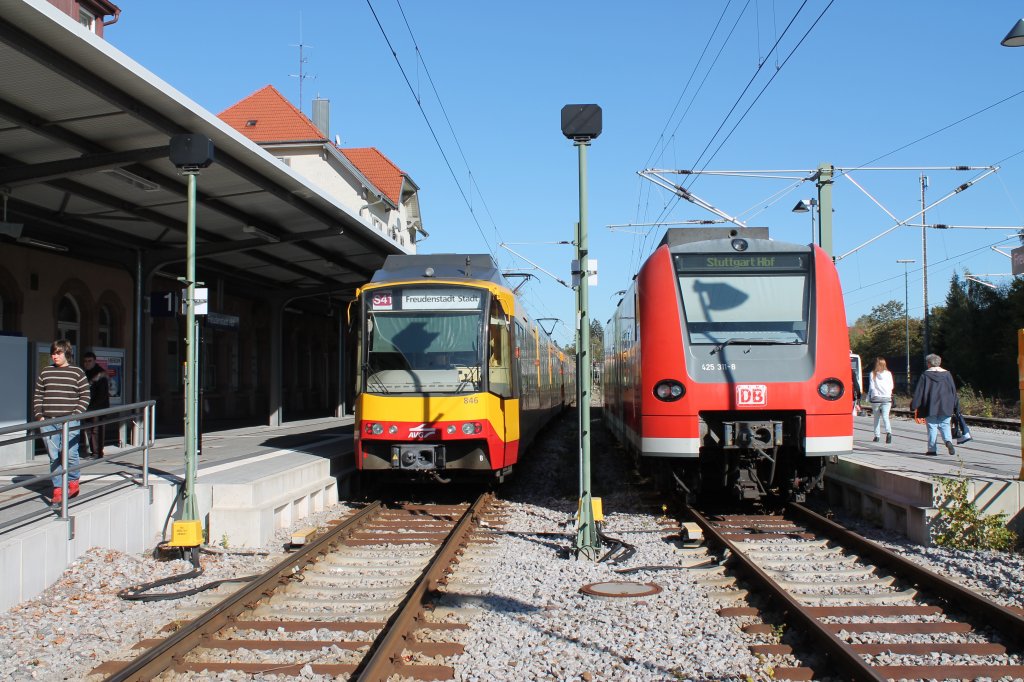 Hier stehen ein DB 425er und ein AVG 450er am 15.10. in Freudenstadt Hbf bereit zur Abfahrt nach Stuttgart bzw. Karlsruhe