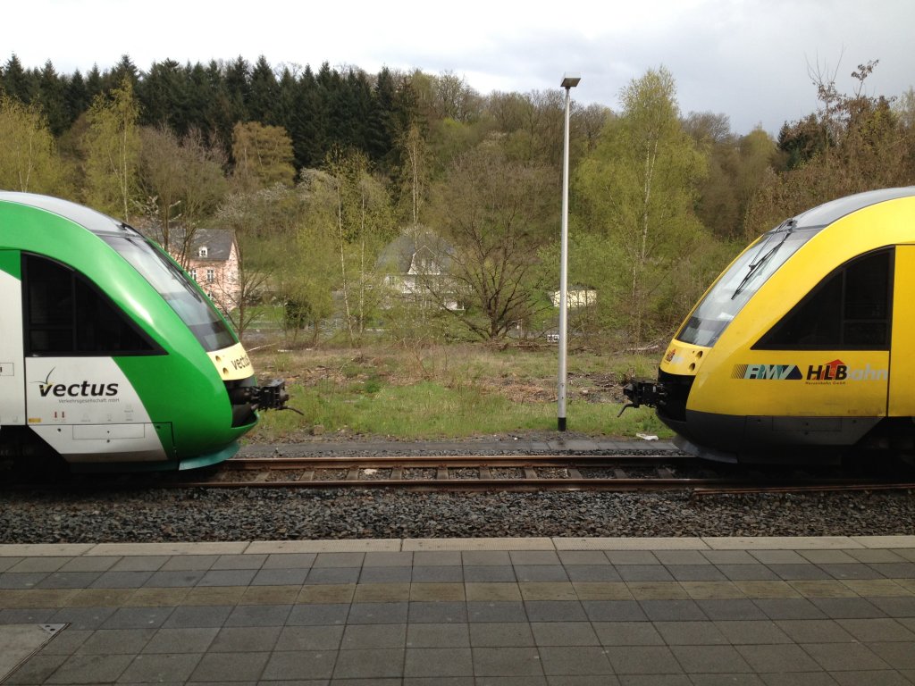 Hier stehen sich zwei LINT 41 der Vectus bzw. HLB am 22.4. im Bahnhof von Weilburg gegenber.