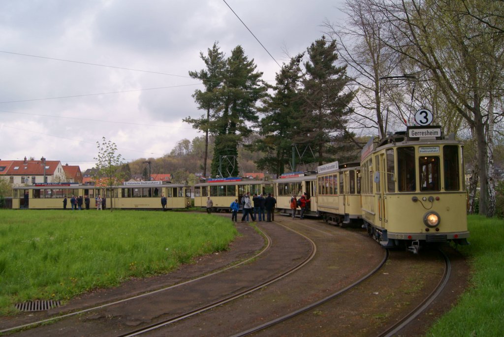 Hier stehen Tw 583, Tw 17, Tw 379 und Tw 114 in der Wendeschleife am Dsseldorf-Gerresheimer S-Bahnhof am 22.04.2012
