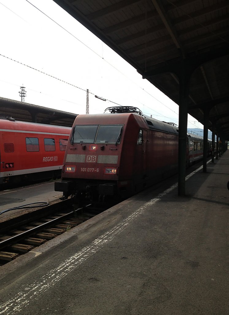 Hier steht 101 077 mit ihrem IC Wagen am 9.8.13 in Kassel Hbf