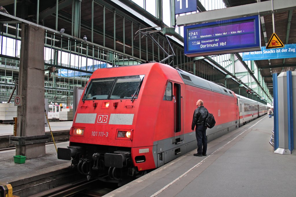 Hier steht 101 111-3 am 10.05.2013 kurz nach der Bereitstellung des IC 2318 von Stuttgart Hbf nach Dortmund Hbf im Startbahnhof.