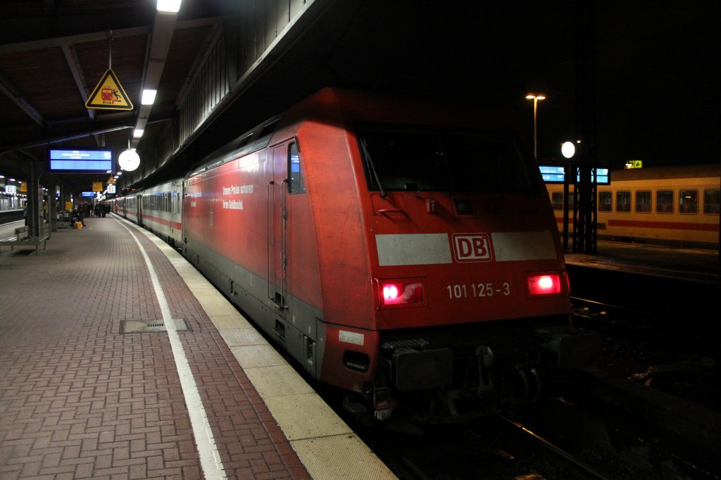 Hier steht 101125 mit ihren noch pnktlichen IC 2307 am 16.12.2011 in Dortmund Hbf.